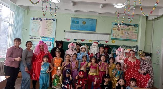 Жаңа жыл мерекесімен құттықтап тәтті балақайларға ұстаздарының қойған койылымы