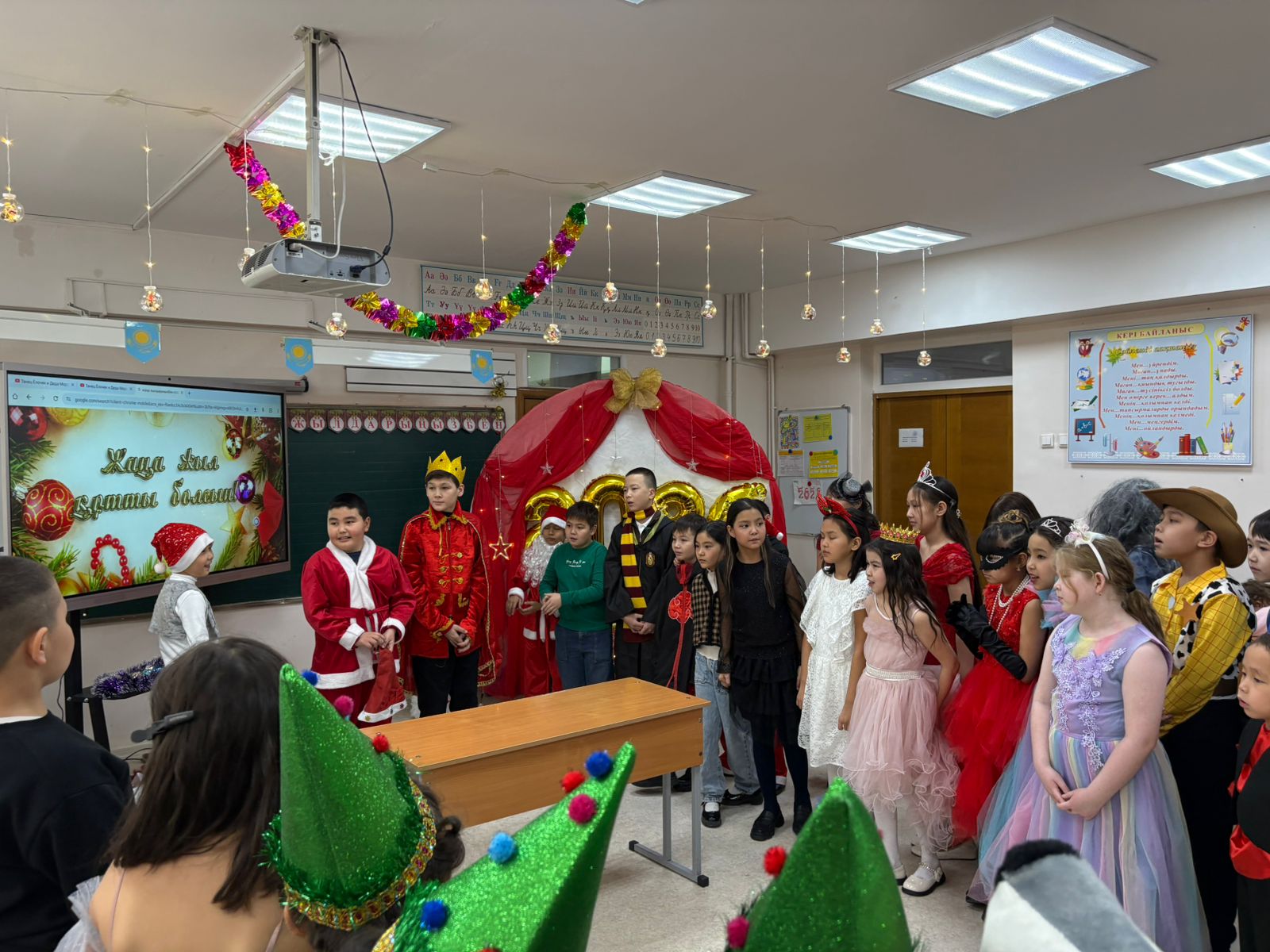 «Сиқырлы шырша жанында» тақырыбында жаңа жылдық жарыс-сайыс жоғары деңгейде өтті! Бұл мерекелік кеште оқушылар өз өнерлерін көрсетіп, тапқырлық пен шапшаңдықтарын сынады. Сиқырлы шырша жанында өткен сайыс балалардың жүздеріне шат күлкі, жүректеріне қ