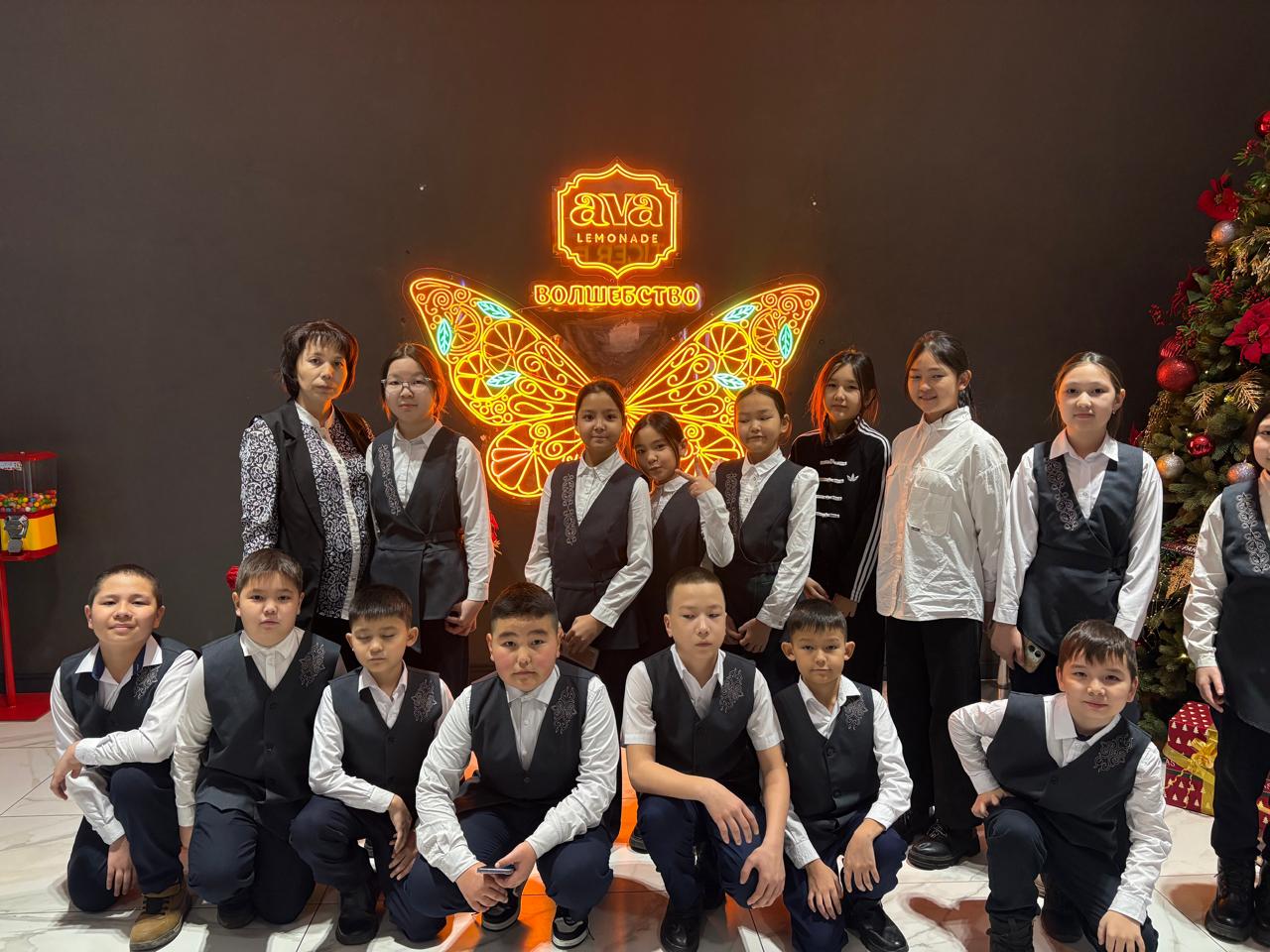 Оқушылармен көңілді күн! Кинотеатрда қызықты сәттерге толы, көтеріңкі көңіл күймен өткен тамаша күн болды.